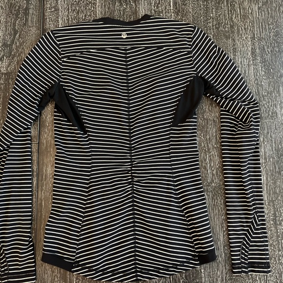Lululemon Base Runner Long Sleeve in Parallel Stripe Black White/ Black - Picture 3 of 4